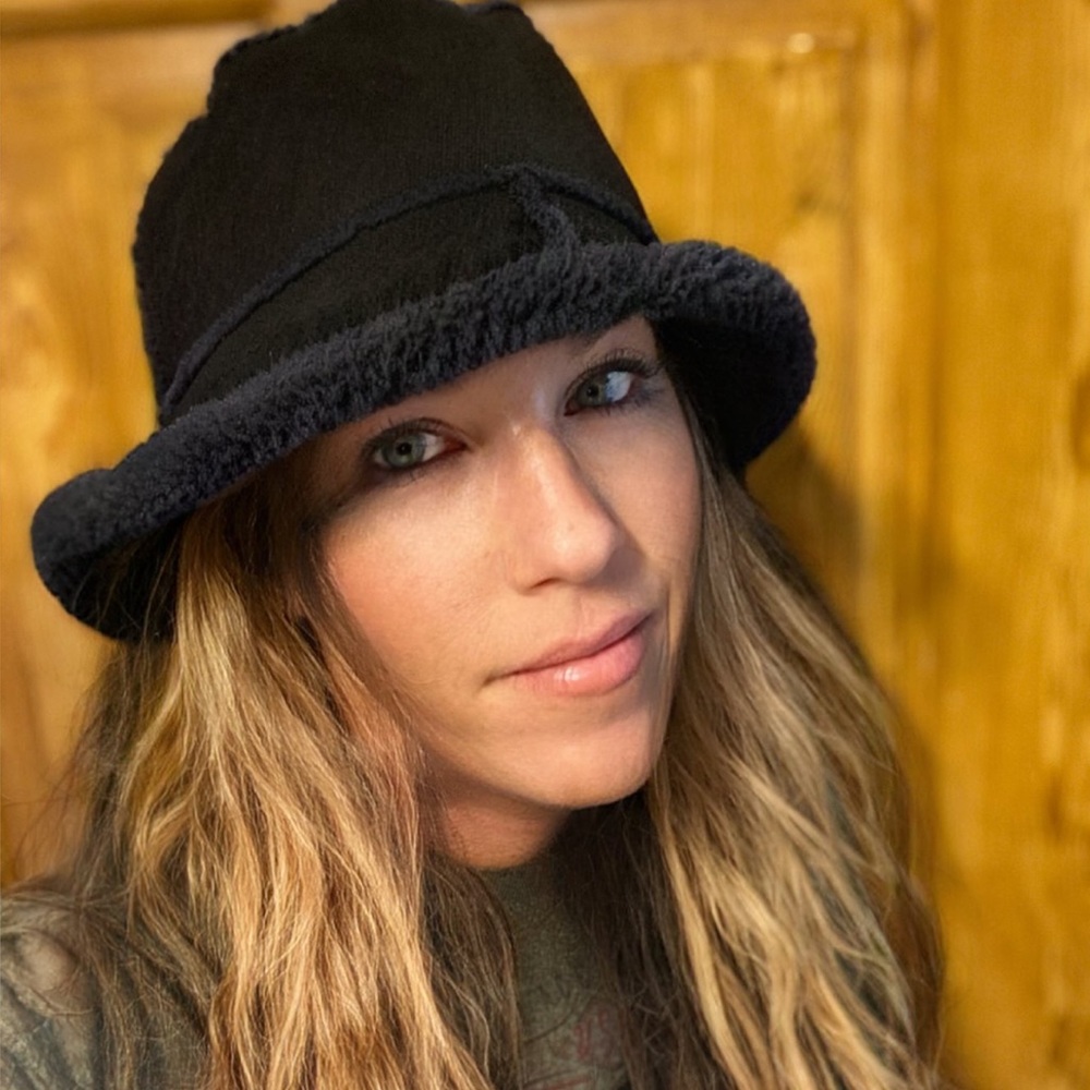SUEDE/FAUX SHEARING BUCKET HAT, NWT!